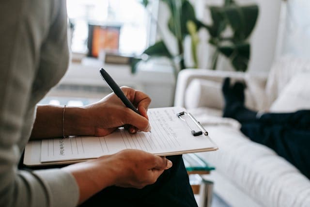 8 Revealing Signs You Need To See A Therapist.